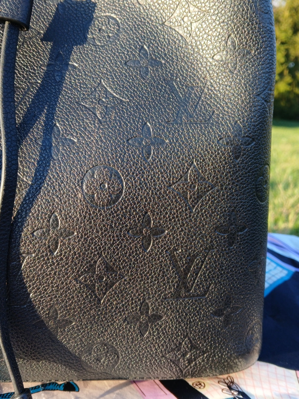 Louis Vuitton NeoNoe MM Black Empreinte Leather – Authentic – Repair Needed - Picture 2 of 16